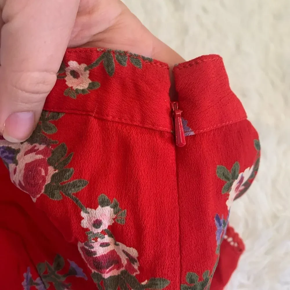 [Miss Selfridge] Red Floral Pattern Shorts - Size 6